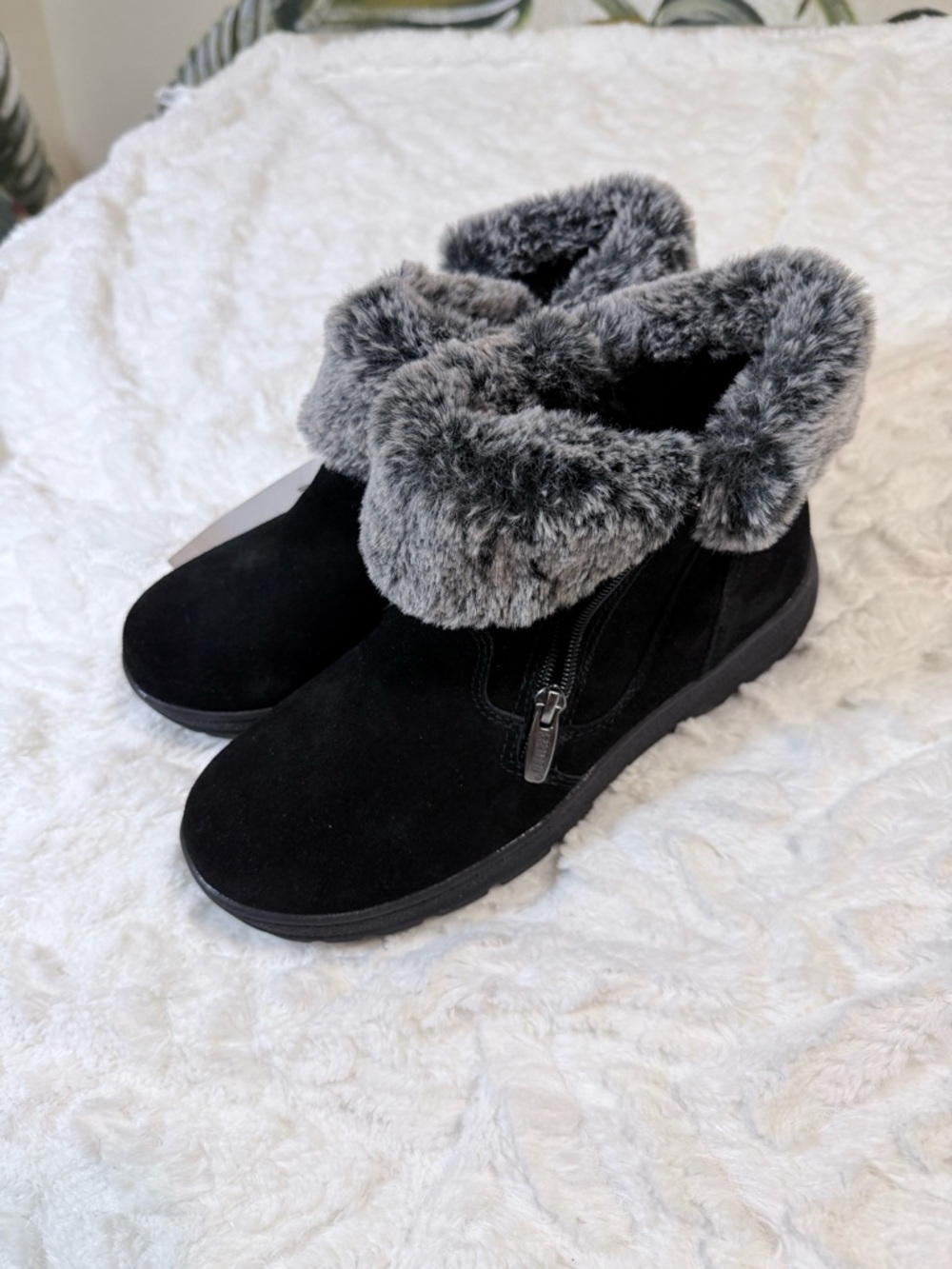Khombu Black Ankle Boots with Gray Faux-Fur Cuff - size 7- new in box - Picture 2 of 15